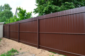 Забор из профнастила на участок